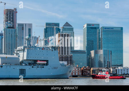 Greenwich, London, UK. 14. September 2019. Vorbei an der Canary Wharf - Die königliche Flotte Auxillery Schiff Lyme Bay Blätter Greenwich bei London International Versand Woche. Credit: Guy Bell/Alamy leben Nachrichten Stockfoto