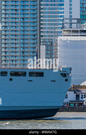 Greenwich, London, UK. 14. September 2019. Vorbei an der Canary Wharf - Die königliche Flotte Auxillery Schiff Lyme Bay Blätter Greenwich bei London International Versand Woche. Credit: Guy Bell/Alamy leben Nachrichten Stockfoto