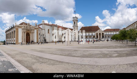 Breites Panorama der Johanneischen Bibliothek im Viereck der Universität von Coimbra in sehr High Definition Stockfoto