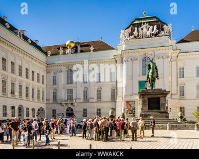 Bronzene Reiterstandbild von Kaiser Joseph II., Kaiser des Heiligen Römischen Reiches, Josefsplatz, Wien, Österreich. Stockfoto