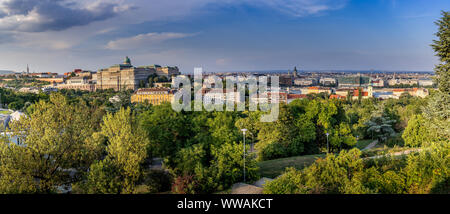 Luftaufnahme der Budaer Burg, der Kettenbrücke über die Donau vom Gellertberg in Budapest Ungarn in einem späten Sommernachmittag Stockfoto