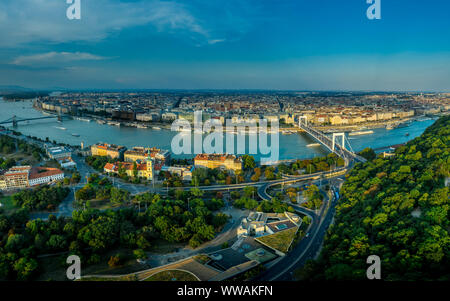 Luftaufnahme von Budapest mit den Brücken über die Donau am späten Nachmittag Stockfoto