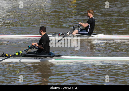 London, Großbritannien. 14 Sep, 2019. Die Menschen genießen Rudern ihre Boote an der Themse an einem warmen und sonnigen Tag in London. Credit: Amer Ghazzal/SOPA Images/ZUMA Draht/Alamy leben Nachrichten Stockfoto