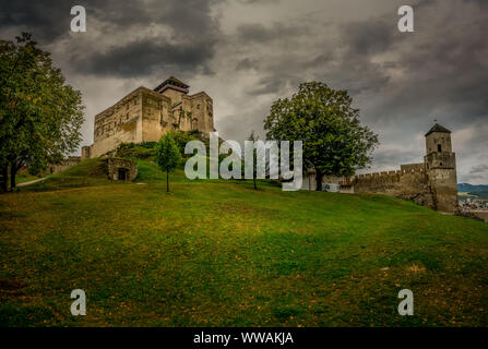 Blick zum Palast von Trencin mittelalterliche Burg in der Slowakei mit dramatischen Himmel Stockfoto