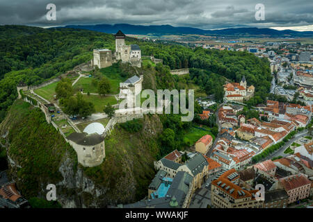 Antenne Panorama der Trentschiner Burg und die Innenstadt an einem regnerischen Tag in der Slowakei Stockfoto