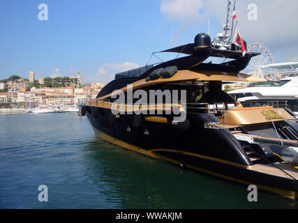 Die Luxusyacht "Claremont' mit Blick auf die Altstadt von Cannes vom Hafen, Cote d'Azur, Frankreich, EU. Stockfoto