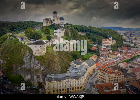 Antenne Panorama der Trentschiner Burg und die Innenstadt an einem regnerischen Tag in der Slowakei Stockfoto