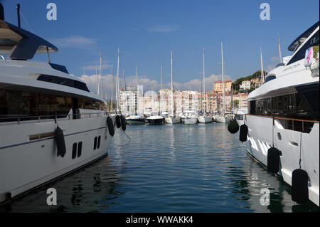 Zwei Luxuriöse Motoryachten mit Blick auf die Altstadt von Cannes vom Hafen, Cote d'Azur, Frankreich, EU. Stockfoto