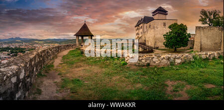 Blick zum Palast von Trencin mittelalterliche Burg in der Slowakei mit dramatischen Himmel Stockfoto