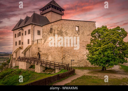 Blick zum Palast von Trencin mittelalterliche Burg in der Slowakei mit dramatischen Himmel Stockfoto