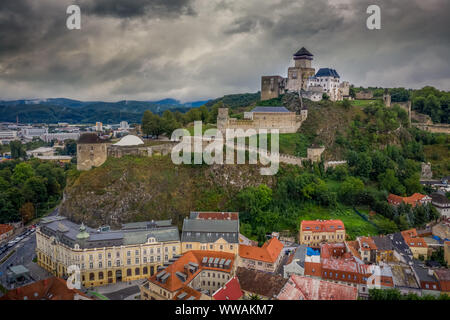 Antenne Panorama der Trentschiner Burg und die Innenstadt an einem regnerischen Tag in der Slowakei Stockfoto