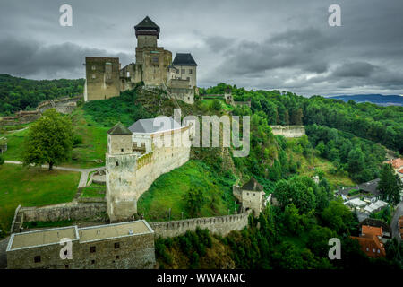 Antenne Panorama der Trentschiner Burg oberhalb der Vah River in der Slowakei mit dramatischen Himmel Stockfoto