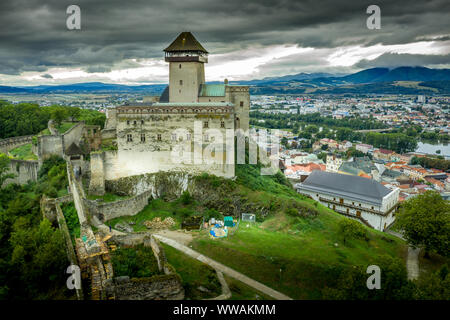 Antenne Panorama der Trentschiner Burg oberhalb der Vah River in der Slowakei mit dramatischen Himmel Stockfoto