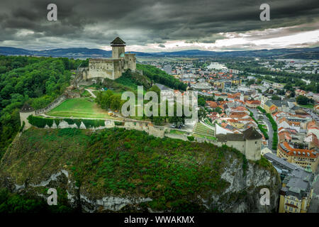 Antenne Panorama der Trentschiner Burg oberhalb der Vah River in der Slowakei mit dramatischen Himmel Stockfoto