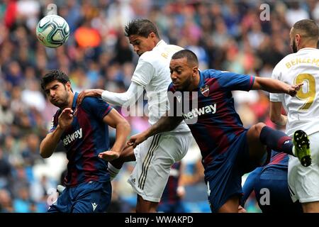 Madrid, Spanien. 14 Sep, 2019. Von Real Madrid Raphael Varane (C) leitet den Ball während eines Spanischen Liga Fußball Spiel zwischen Real Madrid und Levante in Madrid, Spanien, Sept. 14, 2019. Credit: Edward F. Peters/Xinhua Quelle: Xinhua/Alamy leben Nachrichten Stockfoto