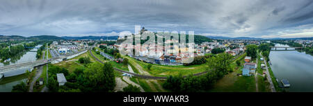 Antenne Panorama der Trentschiner Burg und die Innenstadt an einem regnerischen Tag in der Slowakei Stockfoto