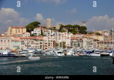 Die Uhr/Glockenturm der Kirche der Muttergottes von Esperance vom Hafen in der Altstadt von Cannes, Cote d'Azur, Frankreich, EU. Stockfoto