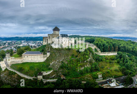 Antenne Panorama der Trentschiner Burg oberhalb der Vah River in der Slowakei mit dramatischen Himmel Stockfoto