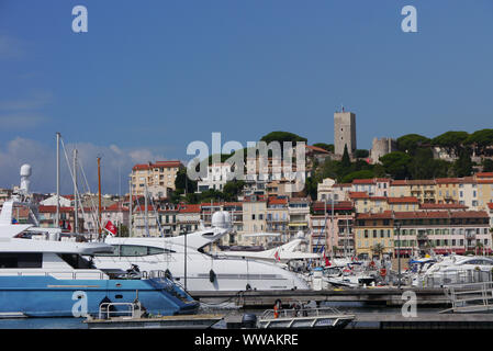 Die Castre Museum Turm in der Altstadt von Cannes mit Blick auf den Hafen, Cote d'Azur, Frankreich, EU. Stockfoto