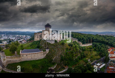 Antenne Panorama der Trentschiner Burg oberhalb der Vah River in der Slowakei mit dramatischen Himmel Stockfoto