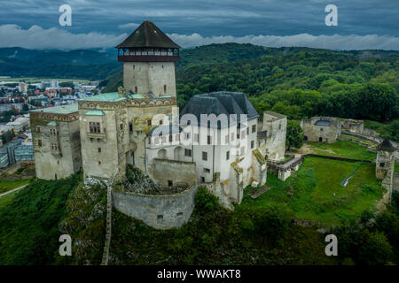 Antenne Panorama der Trentschiner Burg oberhalb der Vah River in der Slowakei mit dramatischen Himmel Stockfoto