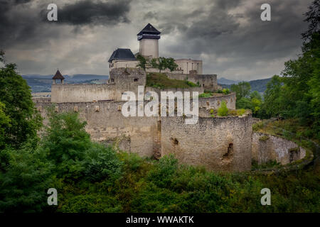 Luftaufnahme des äußeren Befestigungsanlagen der Trentschiner Burg mit Gate Tower und Barbican in der Slowakei Dramatischer Himmel Stockfoto