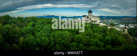 Antenne Panorama der Trentschiner Burg oberhalb der Vah River in der Slowakei mit dramatischen Himmel Stockfoto