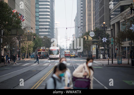 San Francisco, Kalifornien - 17. November 2018: San Francisco Market Street ist mit Rauch aus dem Lagerfeuer in Nordkalifornien überschwemmt. Stockfoto