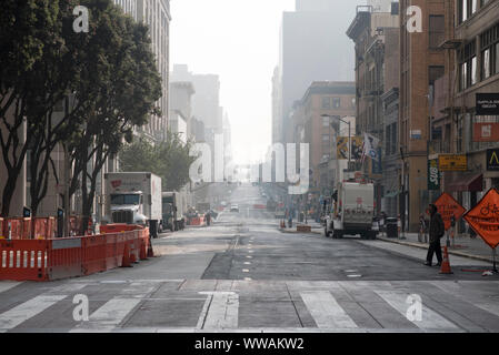 San Francisco, Kalifornien - 17. November 2018: Straßenbau Zeichen und Barrikaden sitzen an der Ecke Market Street und 2. Straße. Stockfoto