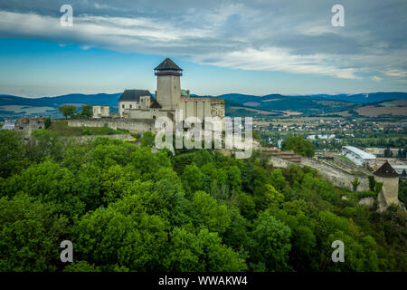 Antenne Panorama der Trentschiner Burg oberhalb der Vah River in der Slowakei mit dramatischen Himmel Stockfoto