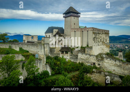 Antenne Panorama der Trentschiner Burg oberhalb der Vah River in der Slowakei mit dramatischen Himmel Stockfoto