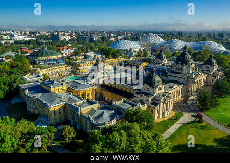 Luftaufnahme von Széchenyi spa Thermalbad mit futuristisch anmutende Zoo in Budapest, Ungarn Stockfoto