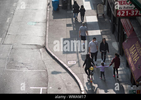 San Francisco, Kalifornien - 17. November 2018: Menschen zu Fuß auf dem Gehweg haben Luftfilter Masken für den Rauch aus dem Lagerfeuer. Stockfoto