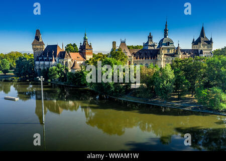 Luftaufnahme der Burg von Vajdahunyad in Varosliget in der Nähe Heldenplatz in Budapest, Ungarn Stockfoto