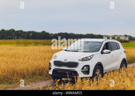 Ufa, Russland, 1. Juli, 2019: Auto Kia Sportage 2.0 CRDI Awd oder 4x4, Farbe: Weiß, auf der Straße geparkt, neben einem großen Felsen, mit einem schönen blauen Himmel in t Stockfoto