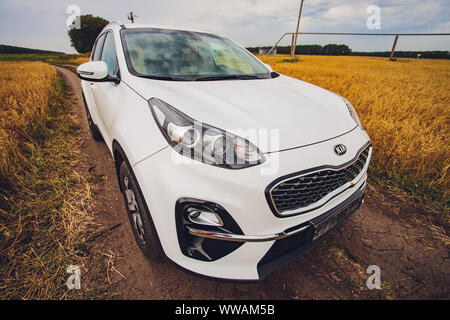 Ufa, Russland, 1. Juli, 2019: Auto Kia Sportage 2.0 CRDI Awd oder 4x4, Farbe: Weiß, auf der Straße geparkt, neben einem großen Felsen, mit einem schönen blauen Himmel in t Stockfoto