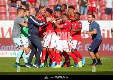 Mainz, Deutschland. 14 Sep, 2019. Fussball: Bundesliga, FSV Mainz 05 - Hertha BSC, 4. Spieltag im Opel Arena. Mainz cheers nach 2-1. Quelle: Thomas Frey/dpa - WICHTIGER HINWEIS: In Übereinstimmung mit den Anforderungen der DFL Deutsche Fußball Liga oder der DFB Deutscher Fußball-Bund ist es untersagt, zu verwenden oder verwendet Fotos im Stadion und/oder das Spiel in Form von Bildern und/oder Videos - wie Foto Sequenzen getroffen haben./dpa/Alamy leben Nachrichten Stockfoto