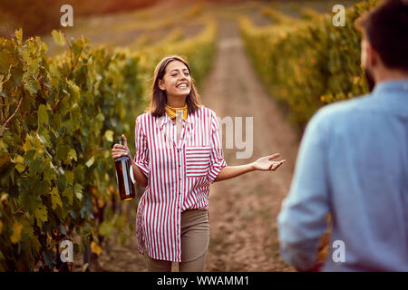 Junge Landwirtschaft Frau mit Wein auf Herbst Weinberg Stockfoto