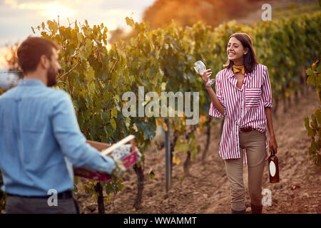 Happy farming Frau mit Wein auf Herbst Weinberg Stockfoto