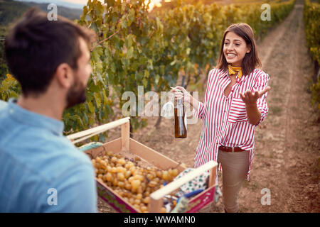 Lächelnd Mann und Frau auf Herbst Weinberg Verkostung Wein Stockfoto