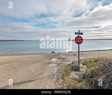 Küstenwache Schiff in der Cambridge Bay Harbour Stockfoto