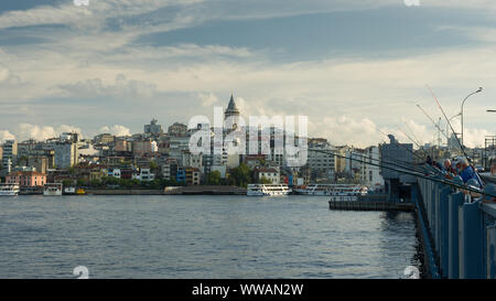 BEYOGLU, Istanbul, Türkei - September, 12, 2019; Fischer auf der Galata Brücke. Blick auf den Galata-Turm. Haliç Bucht Eingang Stockfoto