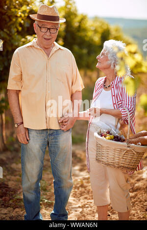 Winzer lächelnd Senior paar Ernte Trauben im Weinberg Wein zu machen Stockfoto