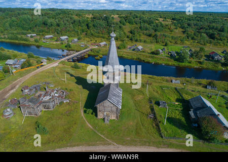 Ansicht von oben auf die alte hölzerne Kirche von dem Propheten Elia in der Ortschaft Samino (saminsky Pogost) an einem sonnigen Tag im August (Schießen aus einem quadrocopter Stockfoto