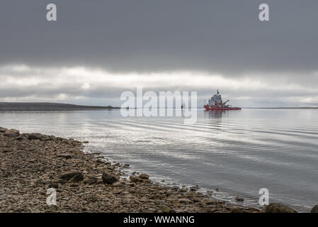 Küstenwache Schiff in der Cambridge Bay Harbour Stockfoto