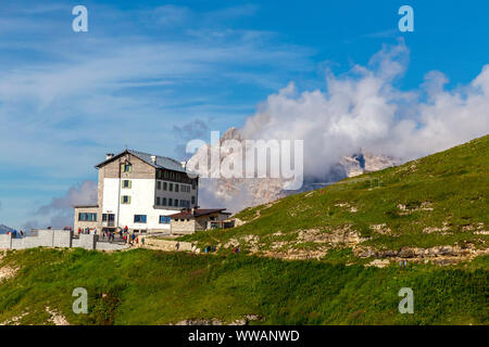 Auronzo Hütte in der Nähe der Drei Zinnen von Lavaredo, in der Rückseite Monte Campedelle und Col de le Bisse, Sextner Dolomiten Stockfoto