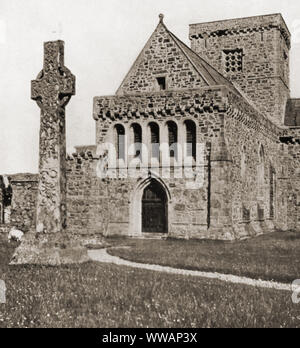 1935 Foto - Die religiöse Gebäude auf der schottischen Insel Iona vor dem Wiederaufbau und Restaurierung. Die Kathedrale Ruinen und Keltische Kreuz. Stockfoto