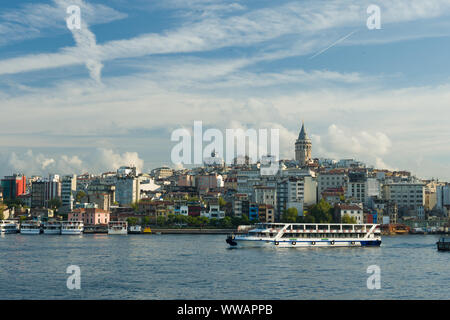 Blick auf Galataturm von der Galatabrücke. Bosporus Tour Boote am Eingang des Golden Horn Stockfoto