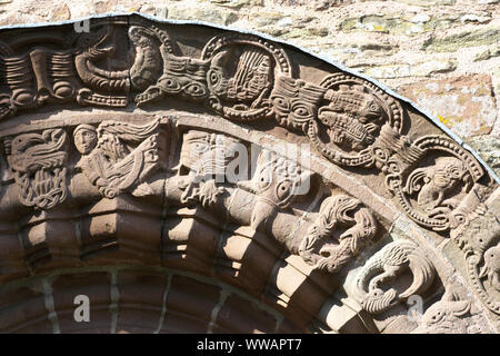 Kilpeck Herefordshire UK - Details der aufwändig gestalteten Stein Tür (Tympanon) auf St. Maria und St. Davids Kirche Kilpeck Stockfoto