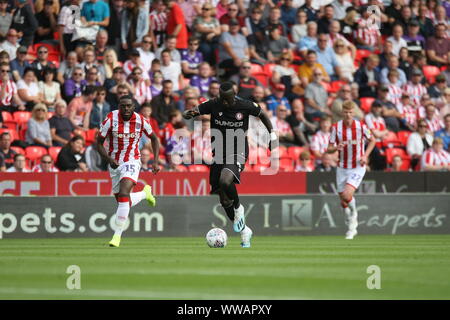 Stoke-on-Trent, Großbritannien. 14 Sep, 2019. Famara Diedhiou von Bristol City Köpfe für Ziel während der Sky Bet Championship Match zwischen Stoke City und Bristol City im Britannia Stadium, Stoke-on-Trent am Samstag, dem 14. September 2019. (Foto: Simon Newbury | MI Nachrichten) nur die redaktionelle Nutzung, eine Lizenz für die gewerbliche Nutzung erforderlich. Foto darf nur für Zeitung und/oder Zeitschrift redaktionelle Zwecke Credit: MI Nachrichten & Sport/Alamy Live-Nachrichten verwendet werden. Stockfoto